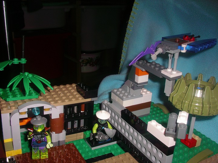 LEGO MOC - Инопланетная жизнь - Планета Макануйя: Местность вокруг домика. А кто это сидит там,на скале?