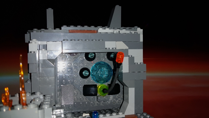 LEGO MOC - Инопланетная жизнь - Жизнь на планета Ореол: Наконец расскажу вам о существах, населяющих эту опасную планету. Данное существо зовётся Скорджем. У него пять глаз: средний большой расположен посередине, вокруг него расположены четыре глаза поменьше. Это существо имеет хоботок, конец которого прозрачен и светится. Ночью маленькие паучки идут на свет, и когда они подходят близко, коварный Скордж присасывается к ним хоботком и высасывает внутрености. Это достаточно опасный хищник.