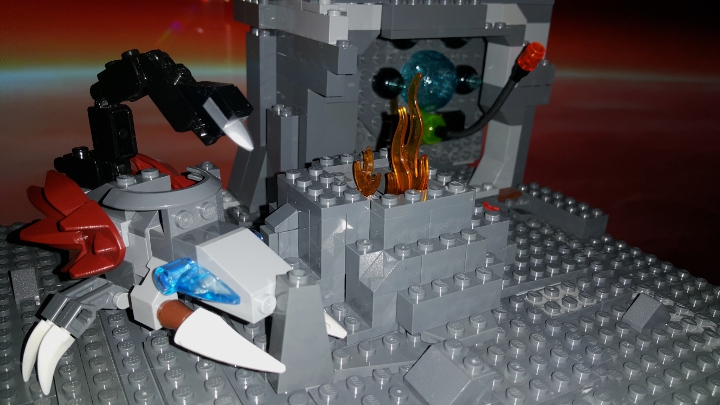 LEGO MOC - Инопланетная жизнь - Жизнь на планета Ореол: Однако есть существа, которые маленькми паучками довольствоваться не собираются. Им нужна добыча покрупнее. К такой категории относится существо под названием Вурв. У него есть две когтистых лапы по бокам, на спине растёт хвост с иглой, а под головой расположены два огромных клыка. С боков у Вурва присутствует крепкая броня. Так на кого же охотится страшный зверь? 