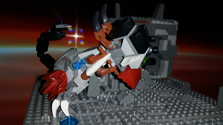 LEGO MOC - Инопланетная жизнь - Жизнь на планета Ореол: Ого! Грозный Вурв безжалостно вонзил клыки в Рейза и поднял его, можно сказать, 'на рога'.