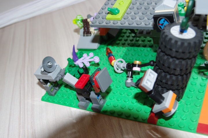 LEGO MOC - Инопланетная жизнь - Инопланетная жизнь: Дроиды-помощники. Серый берет пробы атмосферы, красный - своим носом-сканером ищет жизнь на планете, самый первый охраняет предыдущих, для этого у него есть рот-пушка.