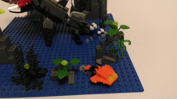 LEGO MOC - Инопланетная жизнь - За три часа до заката.: Более мелкие создания при виде криодонта бросаются в разные стороны, в поисках убежища.