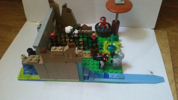 LEGO MOC - Инопланетная жизнь - Планета 'Земля змей' : 3. Моя работа слева. 