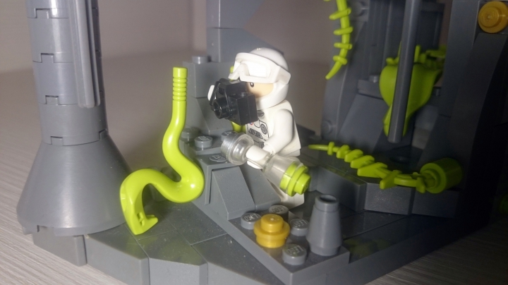 LEGO MOC - Инопланетная жизнь - Underworld-2368: командир группы берёт образцы растений для дальнейших исследований и фотографирует формы жизни. 