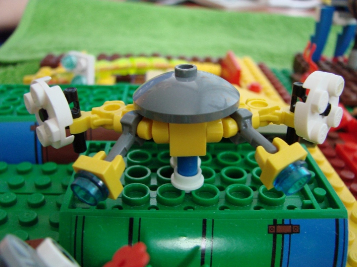 LEGO MOC - Инопланетная жизнь - Вторая Земля: За ними одним глазом наблюдает голодный кровожадный мартлёк, а другим пытается осматривать окрестности.
