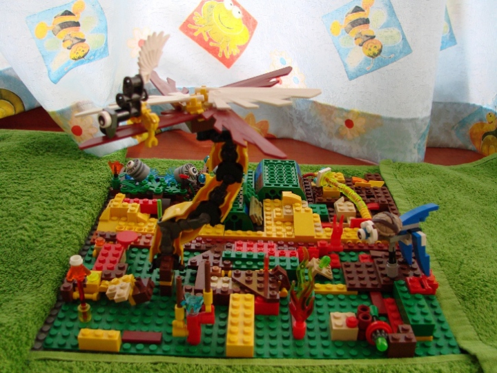 LEGO MOC - Инопланетная жизнь - Вторая Земля: Тем временем под пальмой мирно пасётся крёкатун, наслаждаясь сочными цветами всевозможных растений.