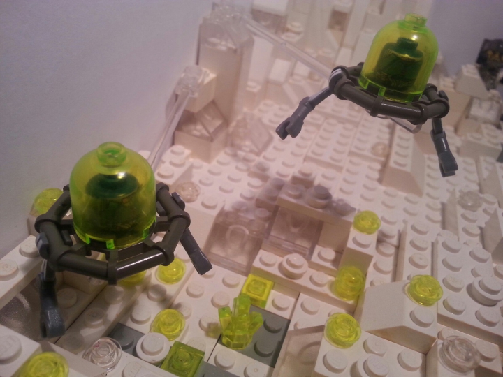 LEGO MOC - Инопланетная жизнь - На ледяной планете кипит работа.: Дешевые дроиды. 'Сколько можно ломаться!?'
