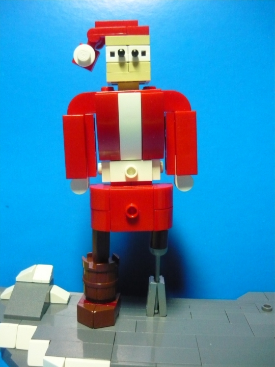 LEGO MOC - Новогодний Кубик 2016 - «Новый Год на острове Олух»: Иккинг. Он одет в новогодний костюм Деда Мороза [или Санты Клауса, кто как пожелает]. На одной ноге у него одет привычный сапог, а вторая нога - протез, после событий 'Как приручить дракона', а именно 1-ой части. У него так же есть пояс и шапка.<br />
<br />
По самой фигурке, вы можете заметить использование техники NPU, проще говоря, использование деталей LEGO не по их обычному назначению. В пример могу привезти те же ноги в моей фигуре, для сапога используется бочка, а для протеза - шпага с решетками, скрепленными деталью от обычного рычага. Кстати, такая же система с рычагом использована для создания глаз.<br />
В качестве кистей использованы перевернутые ноги обычных минифигурок.