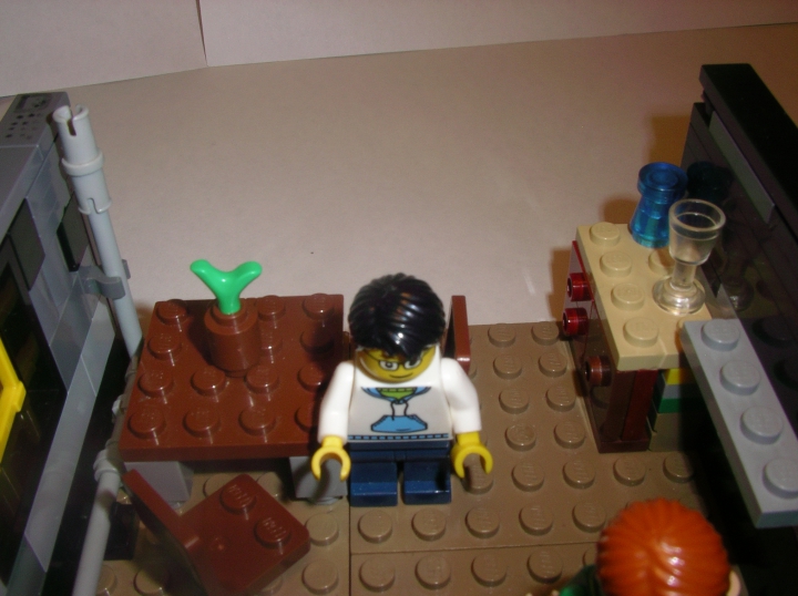 LEGO MOC - Радости и Горести Великой Победы - Возвращение солдата домой: Сын выбегает к папе.<br />
Далее обзор квартиры.