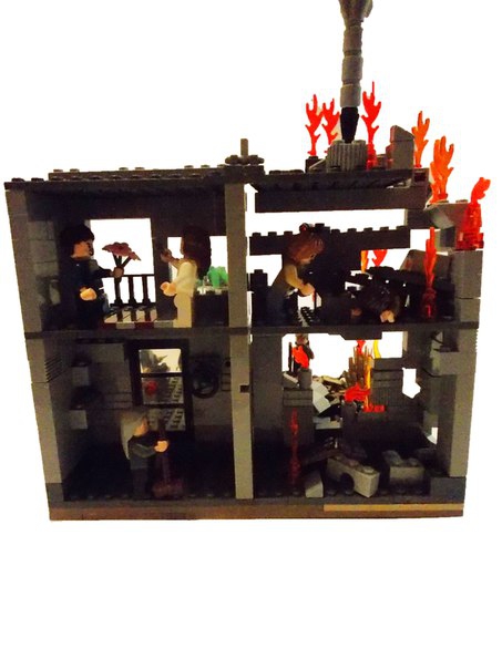 LEGO MOC - Радости и Горести Великой Победы - 'Мало кто помнит этот дом...': -И тебя,внучек.Надеюсь,тебе не предстоит пережить ужас тех лет.Если кто-то спросит тебя,что такое война,расскажи им эту историю...