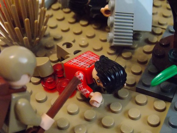 LEGO MOC - Радости и Горести Великой Победы - 'Мало кто помнит этот дом...': -Это был парнишка лет 16 или 17.Его нога...была оторвана,а в глазах был такой кошмар,что мне никогда не забыть.Перед смертью,он сказал :'В доме...'