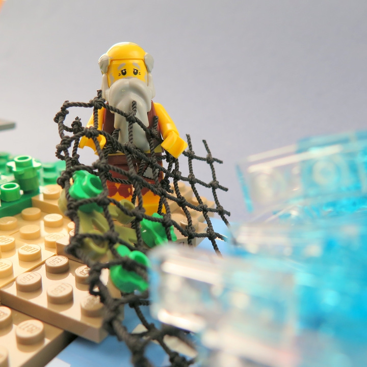 LEGO MOC - Чудеса русских сказок - Сказка о рыбаке и рыбке: Раз он в море закинул невод и пришел невод с одною тиной.<br />
