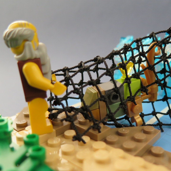 LEGO MOC - Чудеса русских сказок - Сказка о рыбаке и рыбке:  Снова Старик закинул невод -<br />
пришел невод с одною рыбкой,<br />
с непростою рыбкой, - золотою.