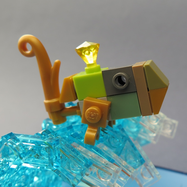 LEGO MOC - Чудеса русских сказок - Сказка о рыбаке и рыбке: Удивился старик,  испугался:<br />
он рыбачил тридцать лет и три года <br />
и не слыхивал, чтоб рыба говорила.<br />
Отпустил он рыбку золотую<br />
и сказал ей ласковое слово:<br />
'Бог с тобою, золотая рыбка!<br />
Твоего мне откупа не надо;<br />
ступай себе в синее море,<br />
гуляй там себе на просторе'.
