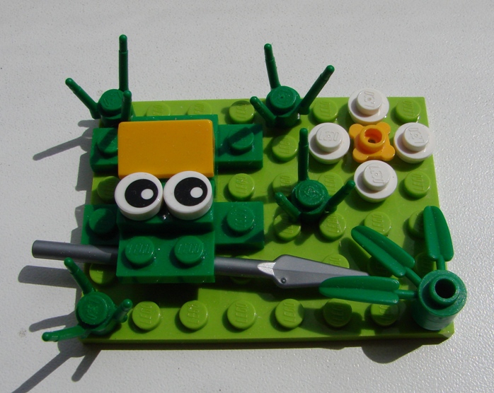 LEGO MOC - Чудеса русских сказок - Царевна-Лягушка: Лягушка сидит в своем болоте с пойманной стрелой.