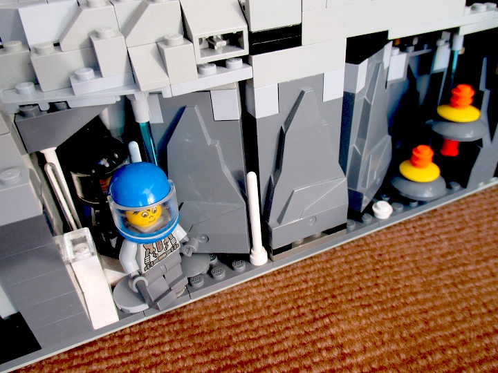 LEGO MOC - Чудеса русских сказок - Незнайка на Луне: Неожиданно стены тоннеля раздвинулись, и путешественники очутились в огромном подземном или, как его правильнее было бы назвать, подлунном гроте. Из-под уходящего ввысь потолка свешивались тысячи прозрачных ледяных сосулек. Одни из них были крошечные и висели по самым потолком искрящейся бахромой, другие были крупней и спускались сверху сверкающими гирляндами. Полюбовавшись этой картиной, Незнайка двинулся дальше. Пончик зашагал следом. Незнайка вышел из грота и попал в новый тоннель, дно которого было покрыто льдом. Как только Незнайка ступил на лед, он поскользнулся и покатился вниз. На гладкой поверхности льда не было ни малейшего выступа, за который можно было бы уцепиться, чтоб задержать падение. Незнайка слышал по радиотелефону крик Пончика, но даже не обратил на него внимания, так как все равно ничего не мог предпринять.