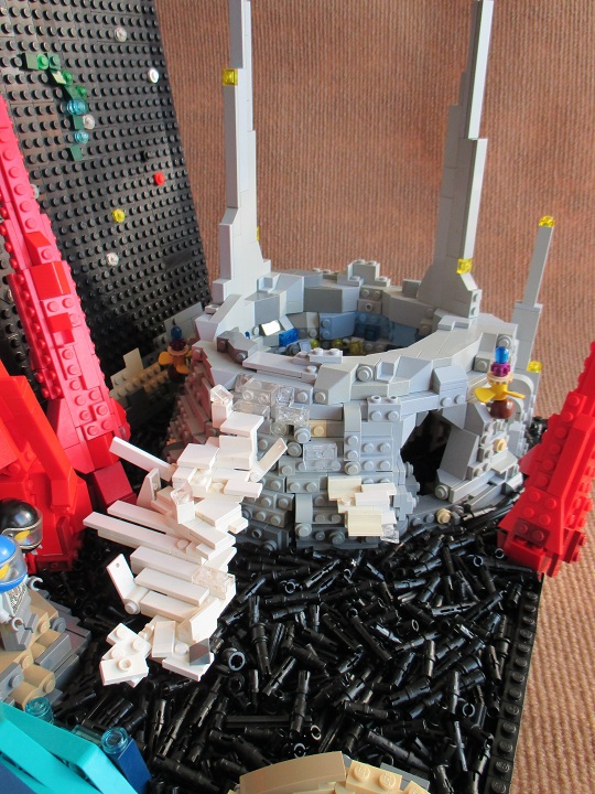 LEGO MOC - Чудеса русских сказок - Незнайка на Луне: Неподалеку от скопления облачных гор возвышалась одинокая гора в виде темного конуса или пирамиды. От ее подножия к пригорку, на который опустилась ракета, словно тоненький луч протянулась дорожка. Она была светлая, будто кто-то нарочно посыпал в этом месте каменистую почву Луны песком или мелом.