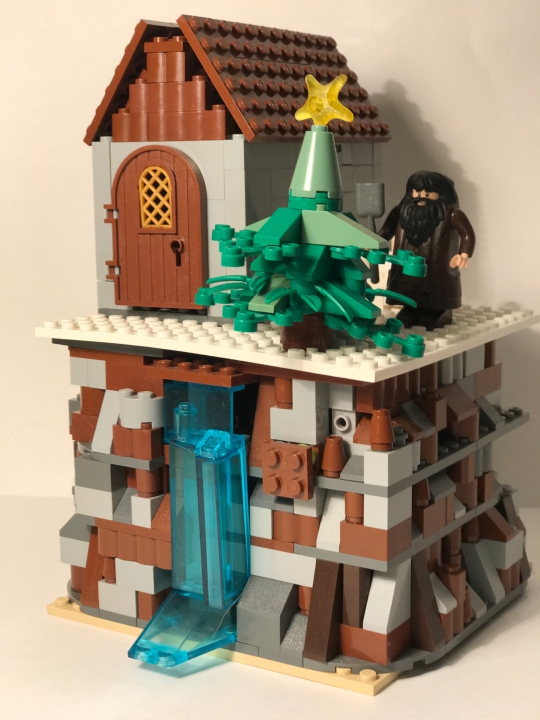 LEGO MOC - Новогодний Кубик 2017 - Новый год на планете великанов: А кто – то трудится без отдыху даже в канун праздника, украшая свой небольшой дом.