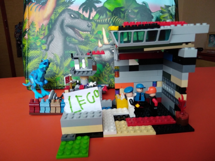 LEGO MOC - Конкурс Детективов - Расследование пропавшего яйца с фермы динозавров: Вид спереди