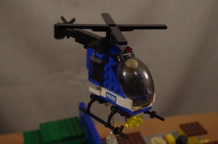 LEGO MOC - Конкурс Детективов - Убийство и кража в спортбаре 'Шахта золота' на конце города.: Полицейский вертолёт с пилотом.