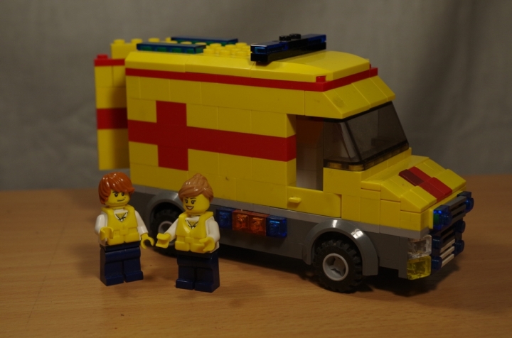 LEGO MOC - Конкурс Детективов - Убийство и кража в спортбаре 'Шахта золота' на конце города.: Машина скорой помощи с водителем и фельдшером.