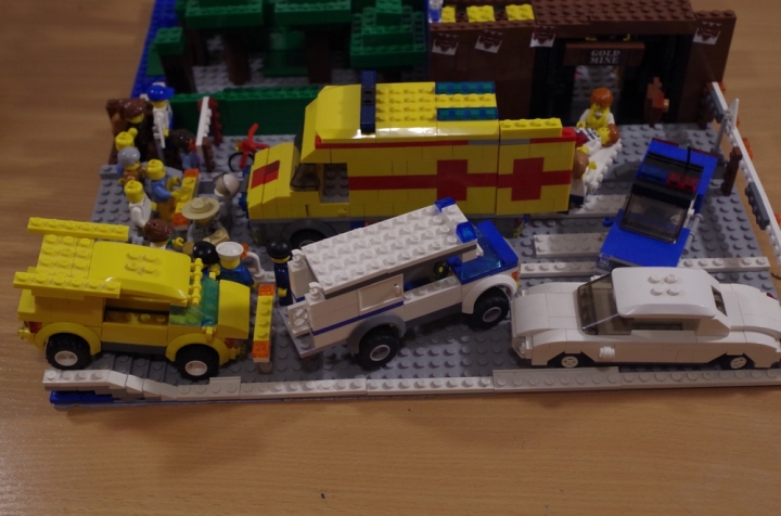 LEGO MOC - Конкурс Детективов - Убийство и кража в спортбаре 'Шахта золота' на конце города.: Дорога напротив спортбара.