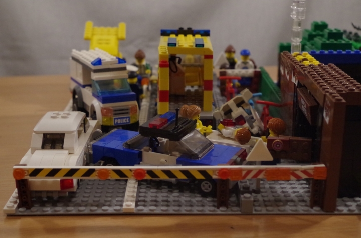 LEGO MOC - Конкурс Детективов - Убийство и кража в спортбаре 'Шахта золота' на конце города.: Проезжая часть и тротуар перекрыты.