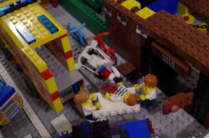 LEGO MOC - Конкурс Детективов - Убийство и кража в спортбаре 'Шахта золота' на конце города.: Несут раненого в машину скорой помощи.
