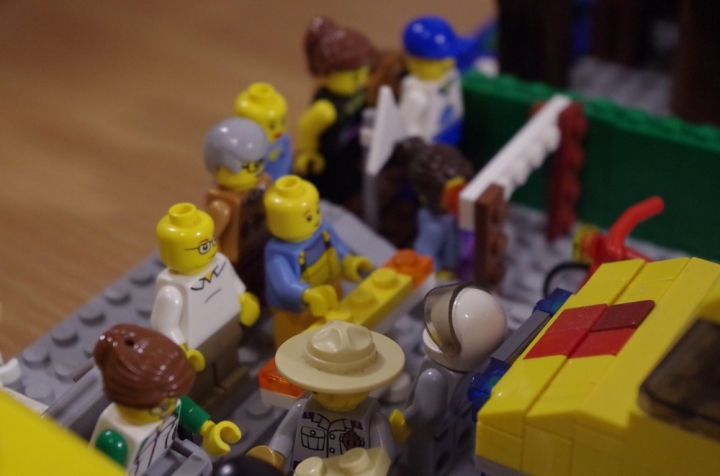 LEGO MOC - Конкурс Детективов - Убийство и кража в спортбаре 'Шахта золота' на конце города.: Толпа любопытных людей.
