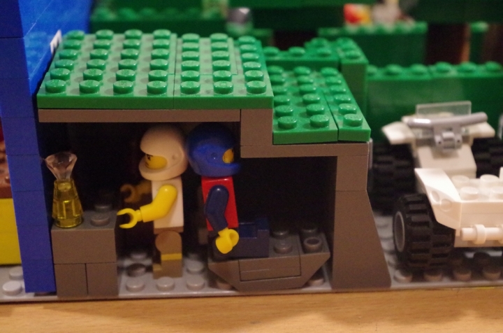 LEGO MOC - Конкурс Детективов - Убийство и кража в спортбаре 'Шахта золота' на конце города.: Укрытия похитителей.