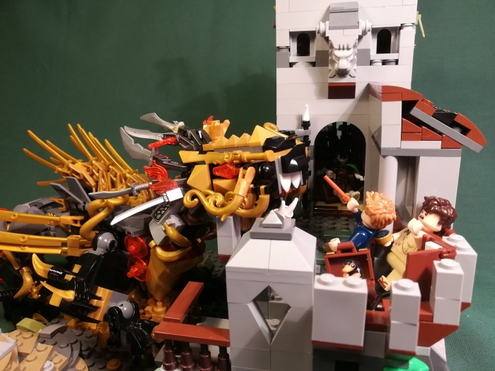 LEGO MOC - Фантастические твари и кто их фантазирует - Императорский метаморфозмей (Золотой Ужас).: ... и огромная рептилия, закованная в золотой панцирь, выходит из недр.