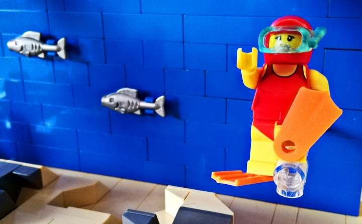 LEGO MOC - Фантастические твари и кто их фантазирует - Алмазный аллигатор : Девушка-маггл в ужасе от увиденного.