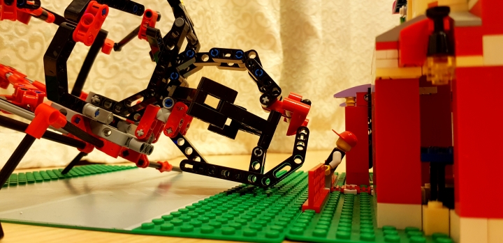 LEGO MOC - Фантастические твари и кто их фантазирует - Акродав 'Чёрная вдова': Лицом к лицу: Иван в шоке от размеров паука. Он видел пауков размером со слона, как Акромантула, но такого он увидел впервые.
