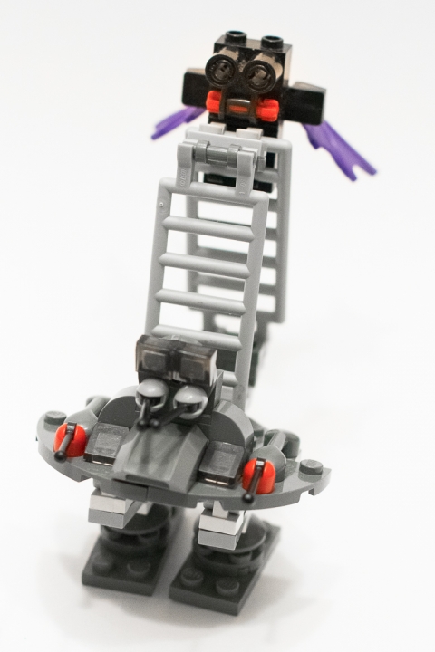 LEGO MOC - Фантастические твари и кто их фантазирует - Летаус, Лестничник и Змеинус: Животное под названием «Лестничник» (на нем сейчас сидит птица).