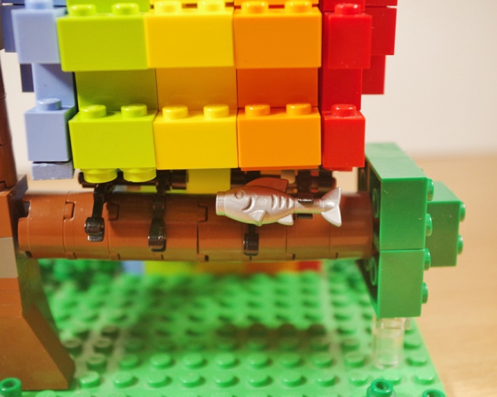 LEGO MOC - Фантастические твари и кто их фантазирует - Радужная птица: Птица держит рыбу в лапах.