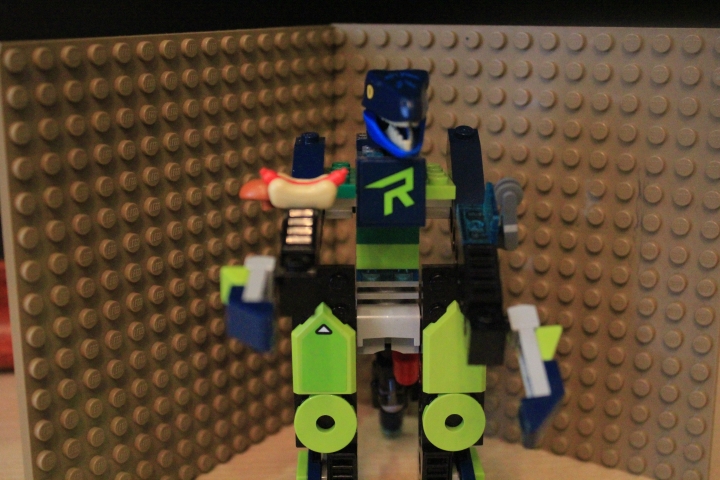 LEGO MOC - 16x16: Mech - Динобот R: Вид с переди.