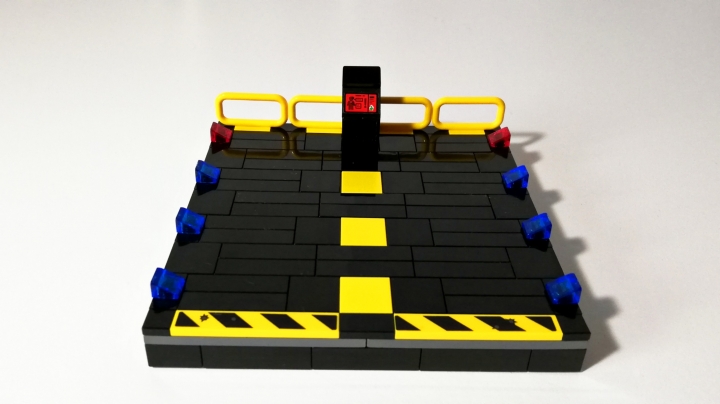 LEGO MOC - 16x16: Mech - Танатос-5000: На такой площадке обычно и происходит ремонт мехов. По боками световые индикаторы, они показывают степень готовности меха. Из четырех у меня горят три, это значит, что скоро ремонтные работы закончатся.