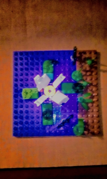 LEGO MOC - 16x16: Ботаника - Кувшинка: Итак, жила-была КУВШИНКА. Она была необычная, и не только из-за своего размера. Прямо под жёлтым цветком в середине у неё располагалось сердце, и оттуда исходило свечение. Жила кувшинка на болоте, люди туда почти не заходили.