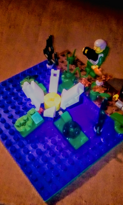 LEGO MOC - 16x16: Ботаника - Кувшинка: Огонь постепенно перекинулся на кувшинку. Она испугалась и уплыла, девочка расплакалась, а отец даже и не заметил пожара, просто взял и ушёл. Больше кувшинку с тех пор так никто и не видел.<br />
<br />
                       Охраняйте природу, пользователи Brickera!<br />
<br />
<br />
        Если вам жалко кувшинку, проголосуйте за работу!<br />
