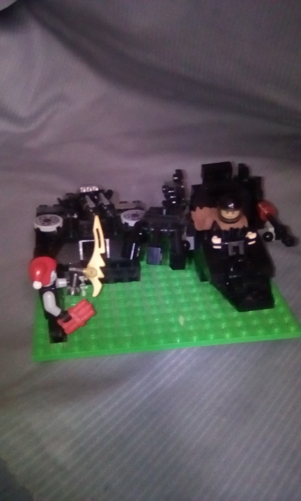 LEGO MOC - 16x16: Batman-80 - 'Бэтмен своими руками': Здесь представлена лодка и пушка(к сожалению,не нашлось синей пластины!)