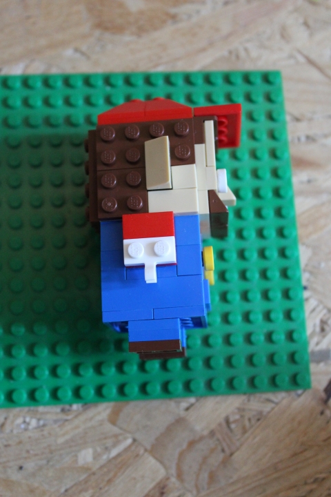 LEGO MOC - 16x16: Чиби - Марио: Вид сбоку.