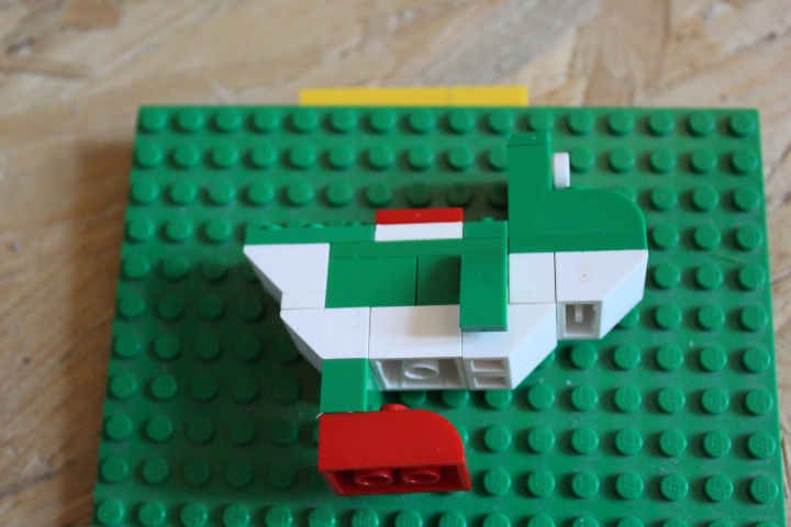 LEGO MOC - 16x16: Чиби - Марио: Вид сбоку.