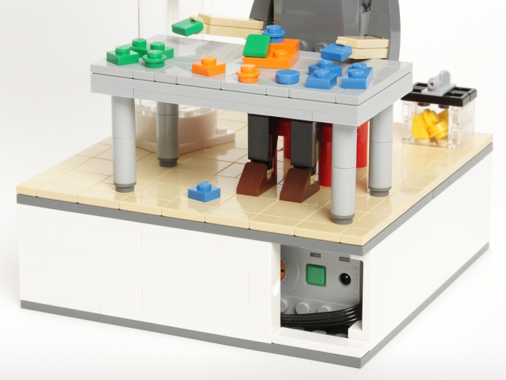 LEGO MOC - 16x16: Поединок - Поединок со временем: В пьедестале расположена электрика, необходимая для создания практического эффекта размытия.