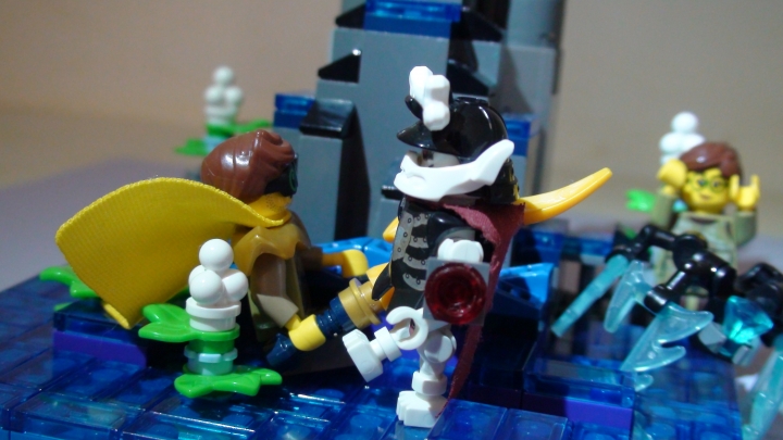 LEGO MOC - 16x16: Поединок - фэнтези баттл: Избитый и раненый, «обычный парень» Адам на последнем издыхании вспоминает о разрушениях в столице. И тут меч активируется…     …пробив дыру в костях врага!