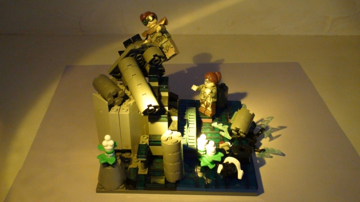 LEGO MOC - 16x16: Поединок - фэнтези баттл: Камень упал на ледяного паука, а Эмма спешит поймать падающего Адама. Они оба спаслись и вернулись на базу. Зомби рассыпались и догнили, как им и положено, а монстры разбежались кто куда.