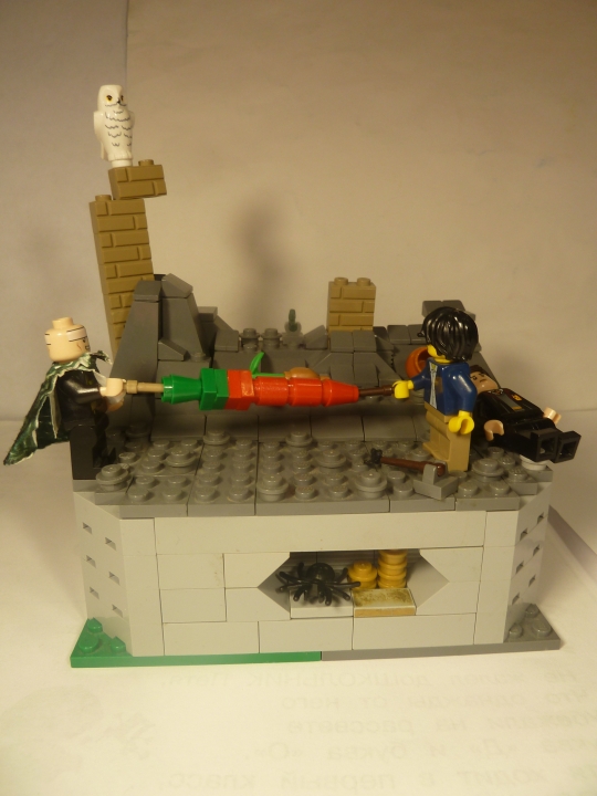 LEGO MOC - 16x16: Поединок - Поединок Гарри Поттера и Волан-де-морта.: Общий вид. На столбе сидит сова.(Это не Букля!)