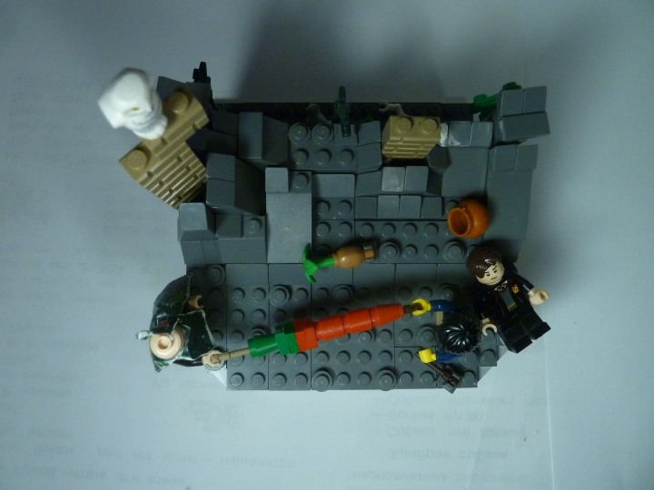 LEGO MOC - 16x16: Поединок - Поединок Гарри Поттера и Волан-де-морта.: Вид сверху. Видны развалины и горшок с выпавшей мандрагорой.