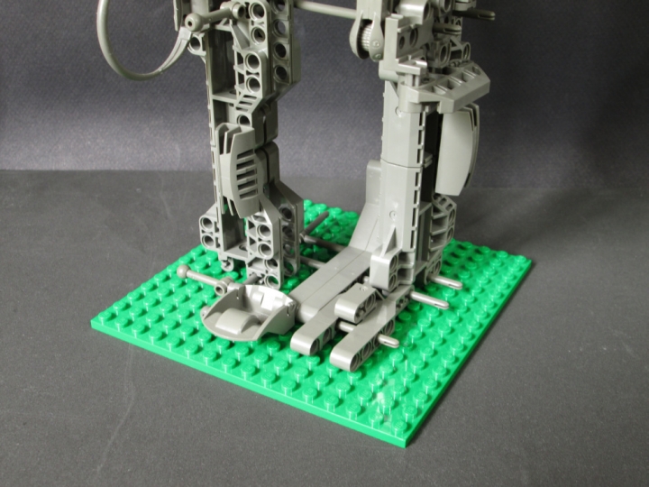 LEGO MOC - 16x16: Поединок - Бесконечный дождь: На основании умещается комфортно, включая весь обвес. Фотографировать работу было очень трудно ввиду её пропорций, надеюсь что доп. кадров не понадобится х) Также простите за местами размытый фокус.
