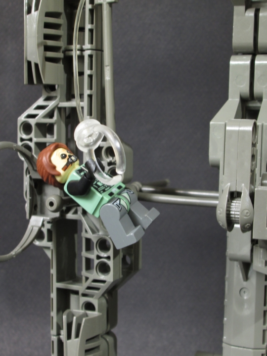 LEGO MOC - 16x16: Поединок - Бесконечный дождь: А вот с этой дамочкой лучше не связываться! Её таинственное оружие не оставляет шансов на выживание.
