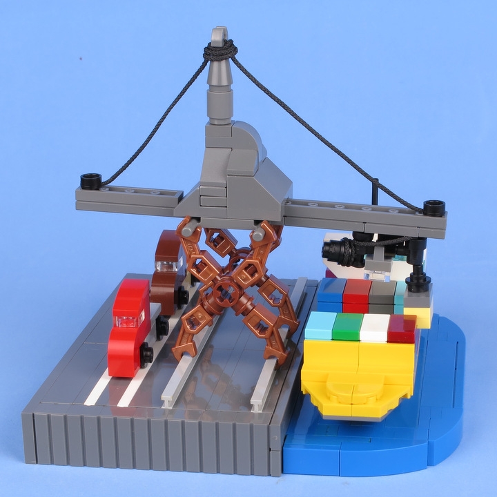LEGO MOC - 16x16: Микро - МорПорт: Вид вдоль пирса. Видны рельсы крана, подъездные пути грузовиков.